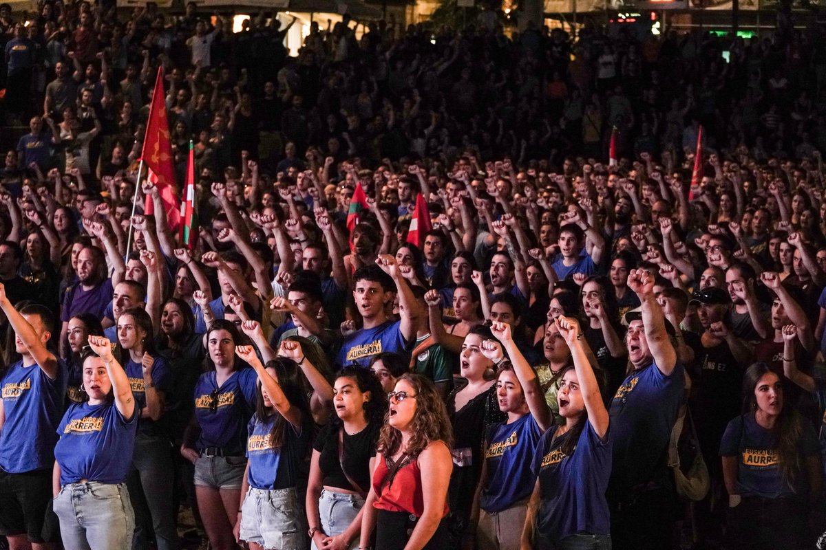 📸🔵 [ARGAZKI GALERIA] Aitor Zelaia eta Galder Barbado atxilotu ditu Ertzaintzak Gasteizen. Ondoren, milaka pertsona bildu dira <a href="/ANkerkeriaSTOP/">ANkerkeriariStop</a> plataformaren manifestazioan ▶️ alea.eus/gasteiz/169608…