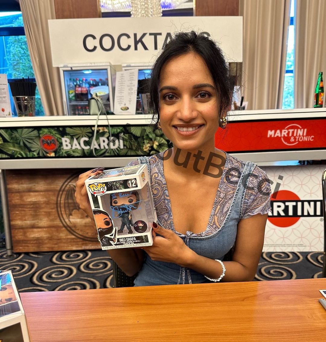 <a href="/amitasuman_/">Amita Suman</a> with an Inej funko pop at Magic con 💙

Via <a href="/aboutBecci/">beccis.funko.pop.customs ❤️</a> ✨