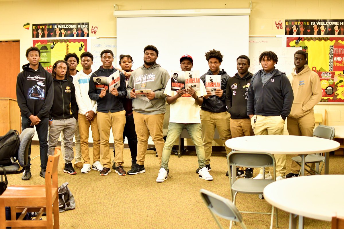 RahnDaDon's tweet photo. Dunbar Football team … Thanks for having me !!! 🏆 #Gameplantour📕 has been lit 🔥🔥💪🏾 https://t.co/8Ysbsb7RxG