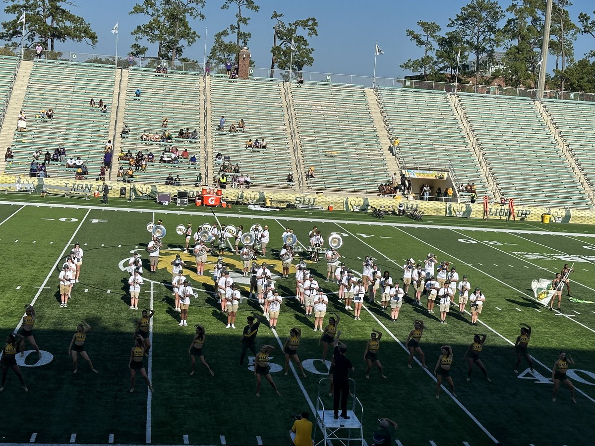MusDocJW's tweet photo. Another great @oursoutheastern @SpiritSouthland halftime featuring music by @taylorswift13 #LionUp https://t.co/6Gi2NGyNL0
