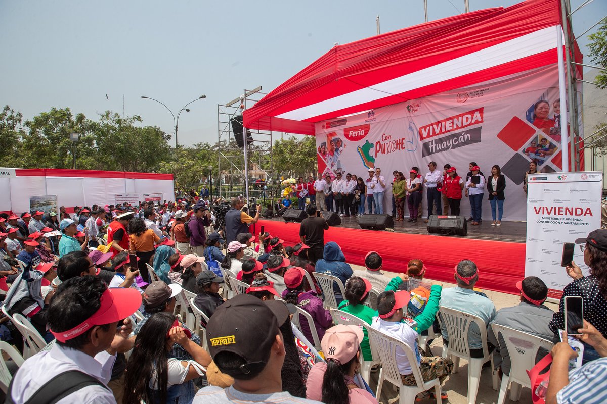 viviendaperu's tweet photo. “Nosotros no buscamos intermediarios, venimos a dar la cara” señaló la ministra luego de comunicar los avances de 4 proyectos de agua y saneamiento que se vienen desarrollando a través del #PASLC en el distrito: Ate/Santa Anita, Huaycán II, Horacio Zeballos y Esquema 176 al 178. https://t.co/i8YImzYea1