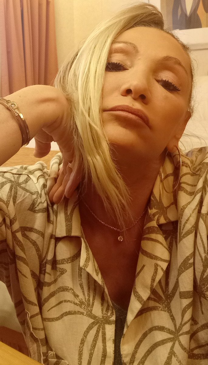 NatLunardi's tweet image. Sto pensando...🙄🤔
#pensare 
#penser 
#sullenovole 
#danslesnuages
#rever