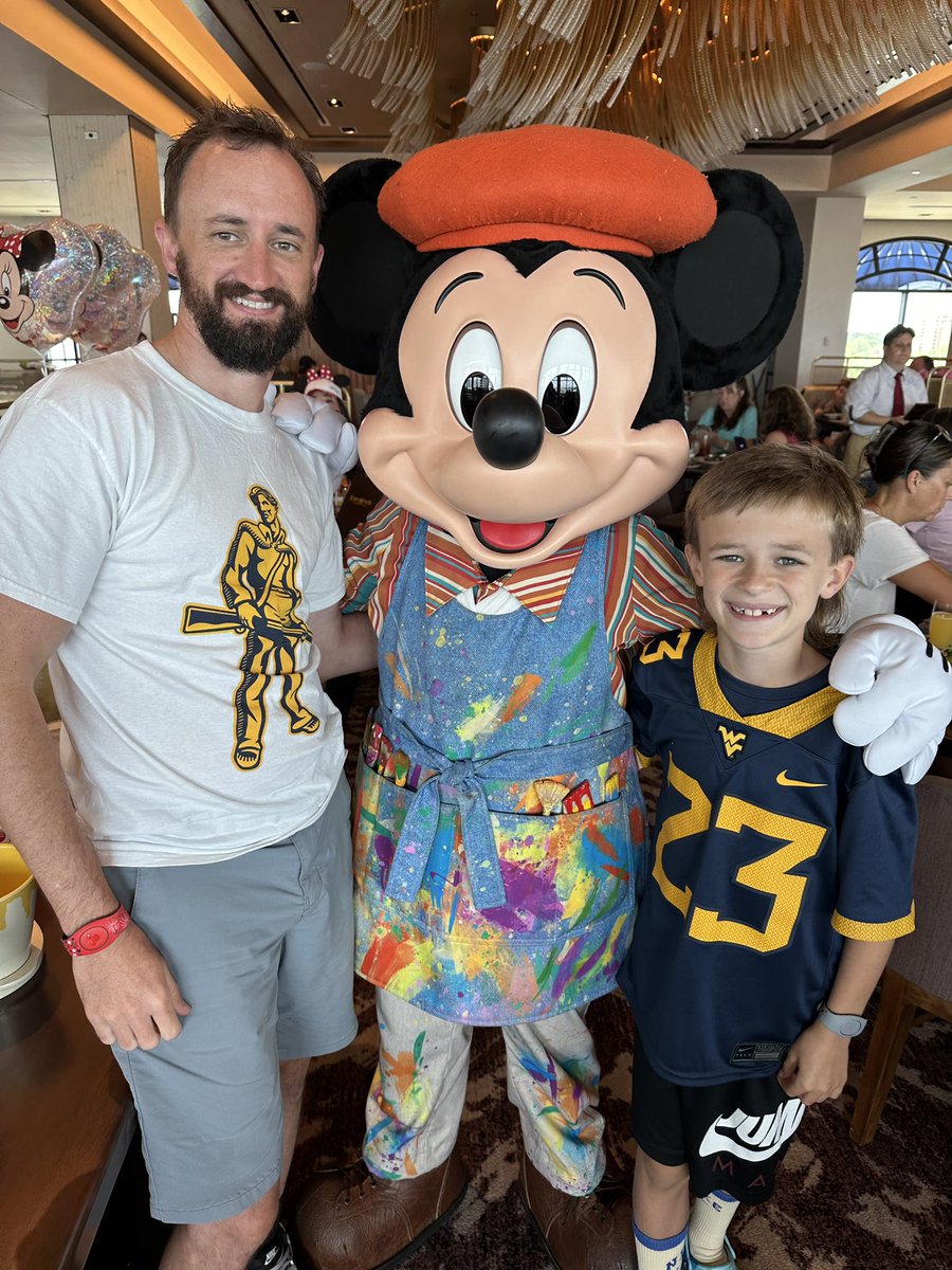 JHannah_1's tweet photo. We may be at Disney, but it’s still game day! Let’s go Mountaineers! #WVUMND #WVU https://t.co/ziVNUFY20U