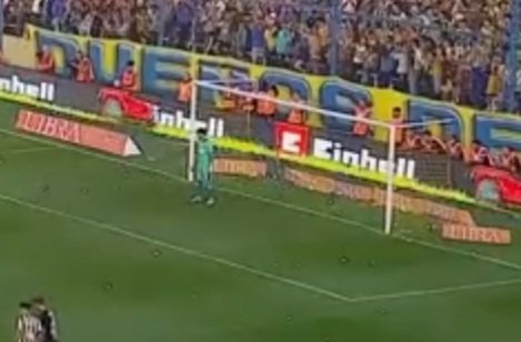 CAPArgento__'s tweet photo. mira donde se paró hoyos en el gol de malcorra jfkajdjsjs el peor arquero del fútbol argentino lejos https://t.co/gVO7yGJBpa