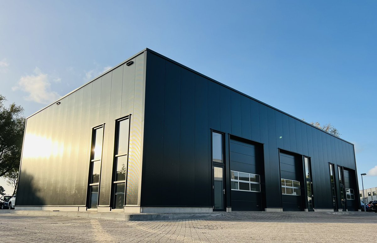 Onze nieuwe hal is bijna klaar.
Extra ruimte voor de mannen van de werkplaats, opslag voor winterwielen, meer plek om (verkochte) auto’s onder te brengen en een heuse fotostudio. Klaar voor de toekomst! 
Nieuwsgierig? Kom gerust eens kijken. Fijn weekeinde allemaal!