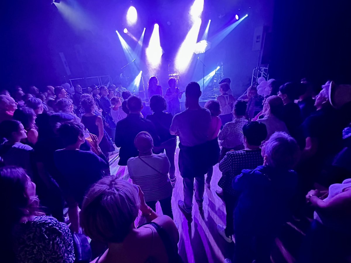 Pierre_Blnchrd's tweet photo. À #Chantonnay on lance Octobre Rose ce soir par une soirée concert organisée par l’union des commerçants. @Cerfrance85 fier d’être partenaire de ce beau moment festif @LigueCancer85 https://t.co/JJCNLKmq4B