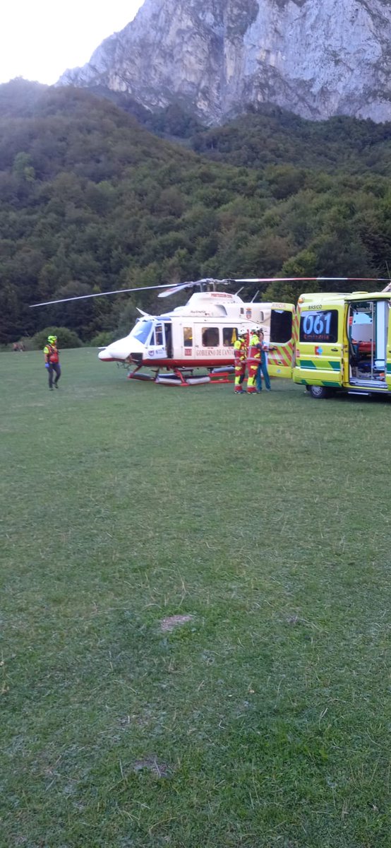 112Cantabria's tweet photo. El helicóptero medicalizado @cantabriaes ha evacuado a una conductora con graves politraumatismos que se salió de la calzada en #Espinama. Los bomberos @112Cantabria de #Tama la excarcelaron y una ambulancia @061_Cantabria la trasladó a #FuenteDe donde la recogió la aeronave. https://t.co/snf0gTnJi5
