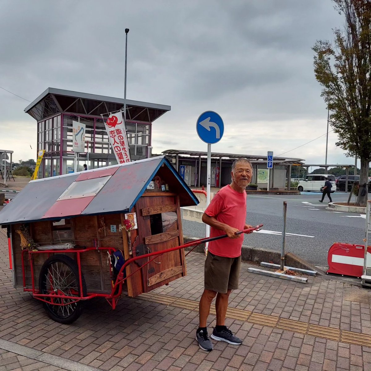 SuTakeishi's tweet photo. 三県境 群馬県、栃木県、埼玉県の道の駅で、全国をリヤカーを引いて、旅にでて、6年になる、お父さんにおあいしました、今日は、この道の駅に宿泊するということでした、興味深いのですが、あまり干渉し過ぎると失礼あたるので。
お父さんに、エールを送る。 https://t.co/5SpwlGcajN