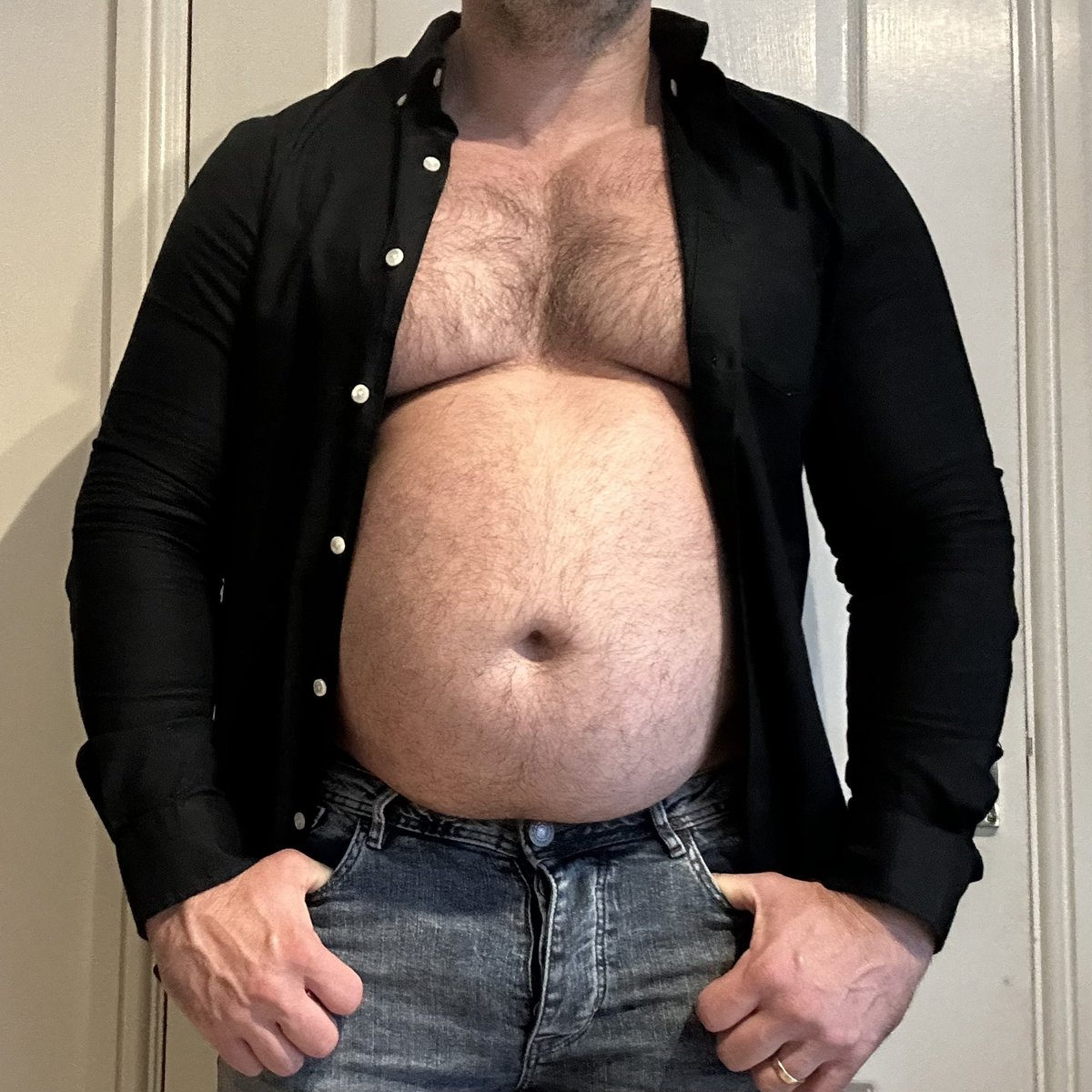 GainingHulk's tweet photo. Need to hulkout of this soon #gaininghulk #growing #gainer #muscleandgut #bulking #bodybuild #musclebear #musclebull #grommr #chunkymuscle #pigout #ballbelly #exjock #fatmuscle #dadbod #weightgain https://t.co/cqfPYtc6o1