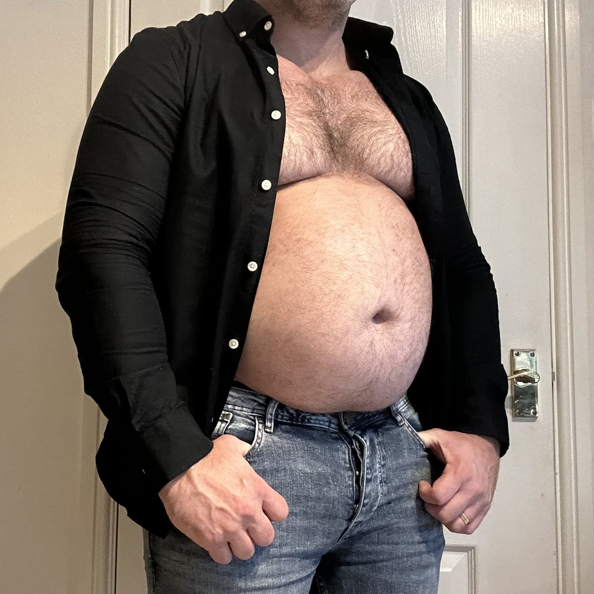 GainingHulk's tweet photo. Need to hulkout of this soon #gaininghulk #growing #gainer #muscleandgut #bulking #bodybuild #musclebear #musclebull #grommr #chunkymuscle #pigout #ballbelly #exjock #fatmuscle #dadbod #weightgain https://t.co/cqfPYtc6o1