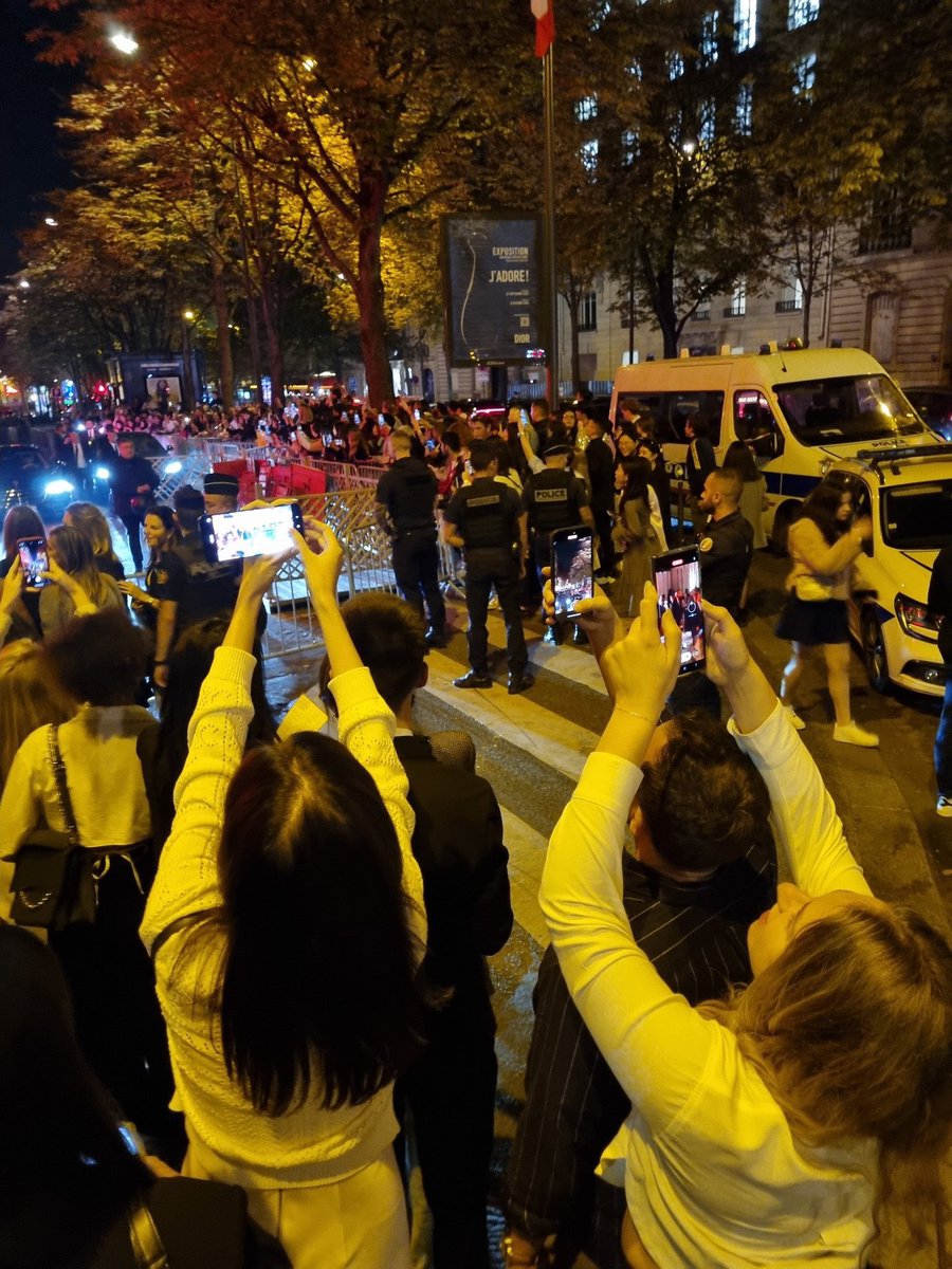 60i20303's tweet photo. Paris Fashion Week ❌
Paris LISA Week ✅

attract this crowd during fashion week is crazy. Oh lisa you will always be famous! 

LALISA AU CRAZY SHOW
#LISAxCRAZYHORSEPARIS https://t.co/H3tw0Jl6Q6
