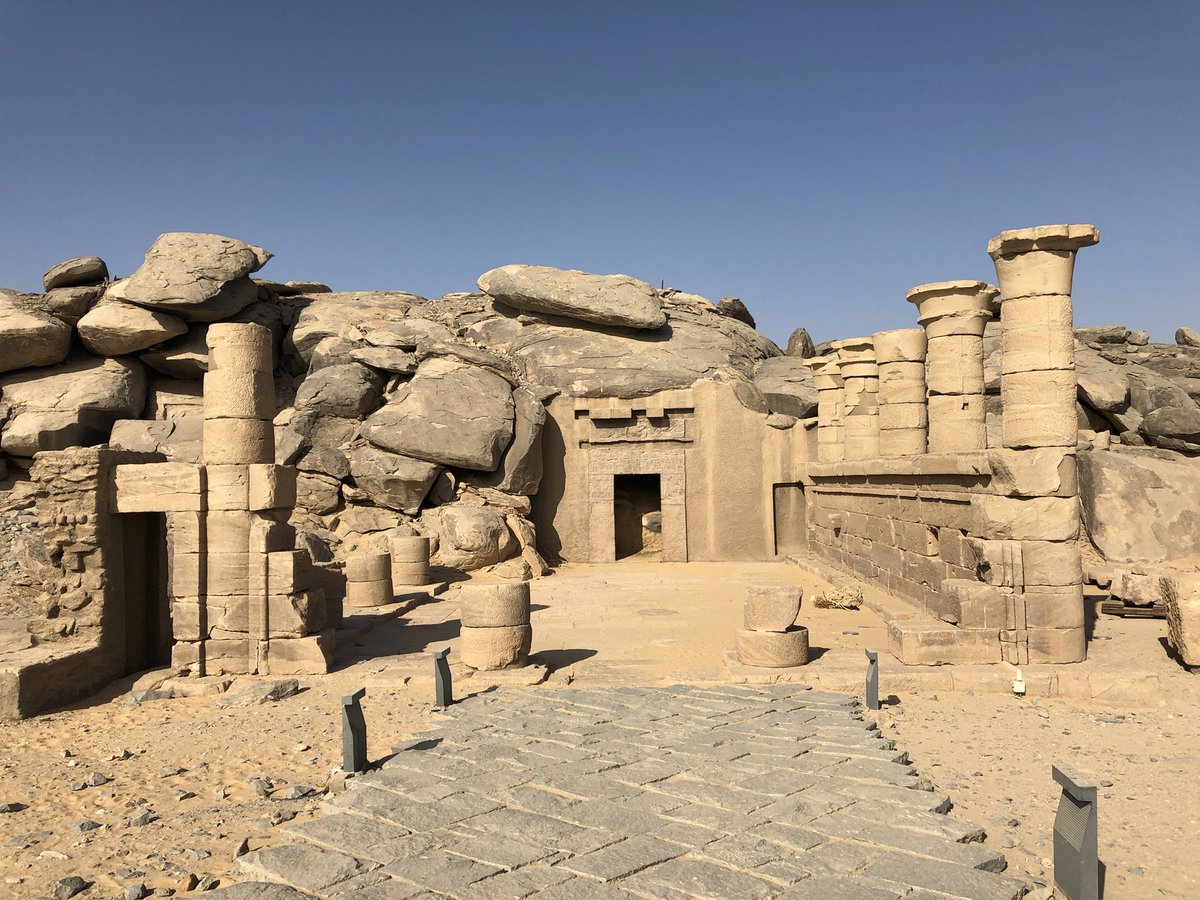 landoflove20's tweet photo. Rock chapel #Kalabsha dedicated to Dedwen. Left outer doorway , an unknown King offering wine to #Dedwen https://t.co/KKiKOY2b28