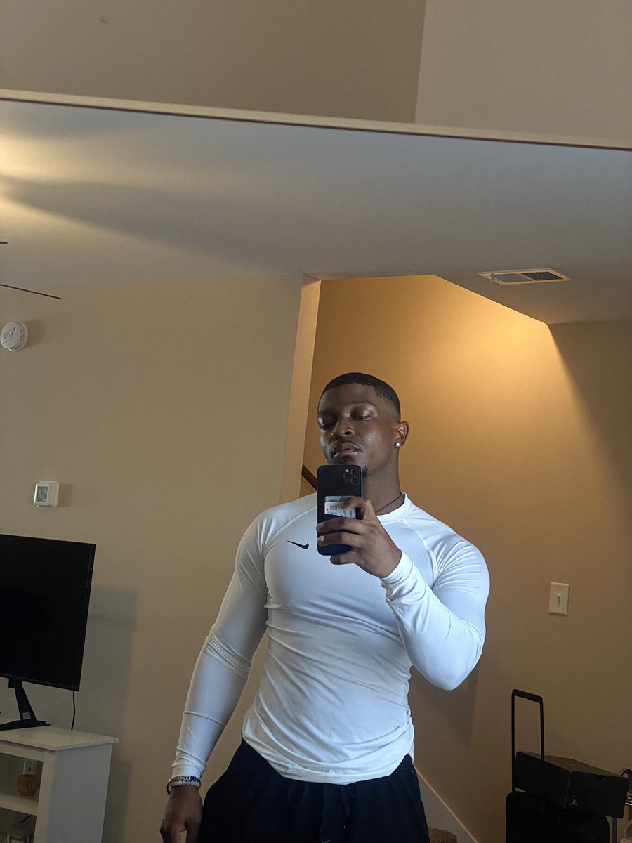 dmcj0's tweet photo. 💵&amp; Nike the only checks I I like . https://t.co/avLxDe3w3h