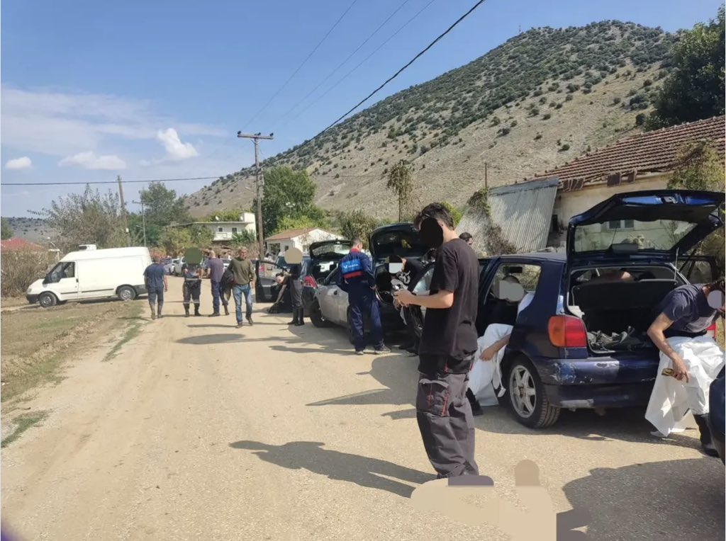 rouvikonas2014's tweet photo. Δεκάδες μέλη του Ρουβίκωνα βρεθήκαμε σήμερα στο Κεραμίδι των Τρικάλων.

Χωριστίκαμε σε πολλές ομάδες πήγαμε σε πολλά σπίτια πλημμυροπαθών και κάναμε ότι μπορούσαμε. https://t.co/BH0HO37VTS