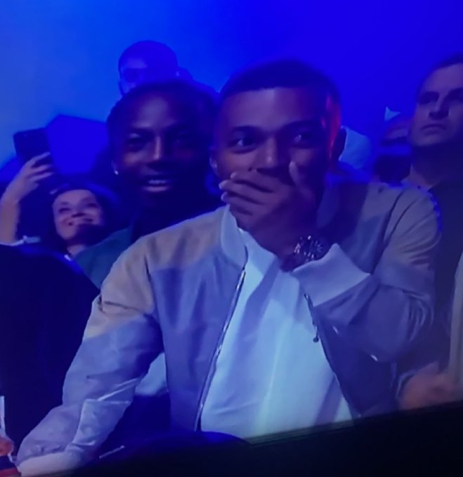 AlertesInfos's tweet photo. 🇫🇷🥊 Insolite : la réaction de Kylian Mbappé au KO de Cédric Doumbé face à Jordan Zebo. https://t.co/awUUOcPHsZ