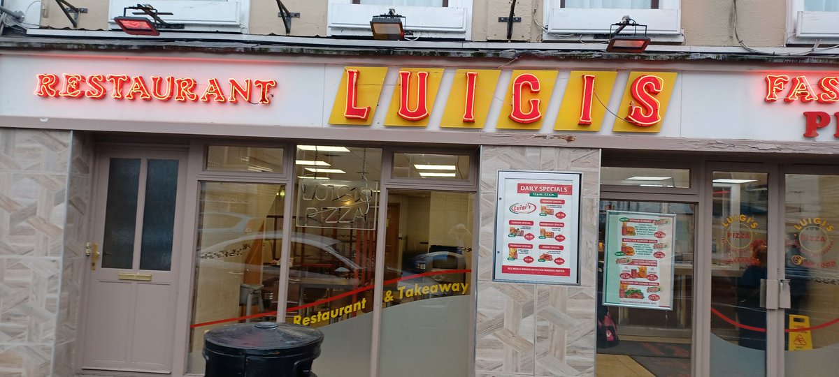 Calling all gourmands, gastronomes and other sundry gluttons: made a pit stop in Luigis of Longford this a'noon & was served the best chips I've tasted in decades. They were historically good. Surely the best thing to come out of Longford since Larry Cunningham. @Longford_Leader