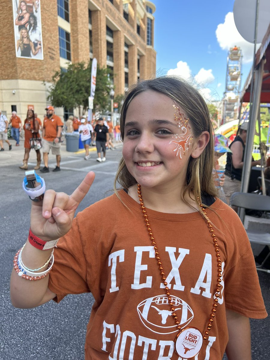 kaylasmith95's tweet photo. #HookEm https://t.co/tWskH5ys09