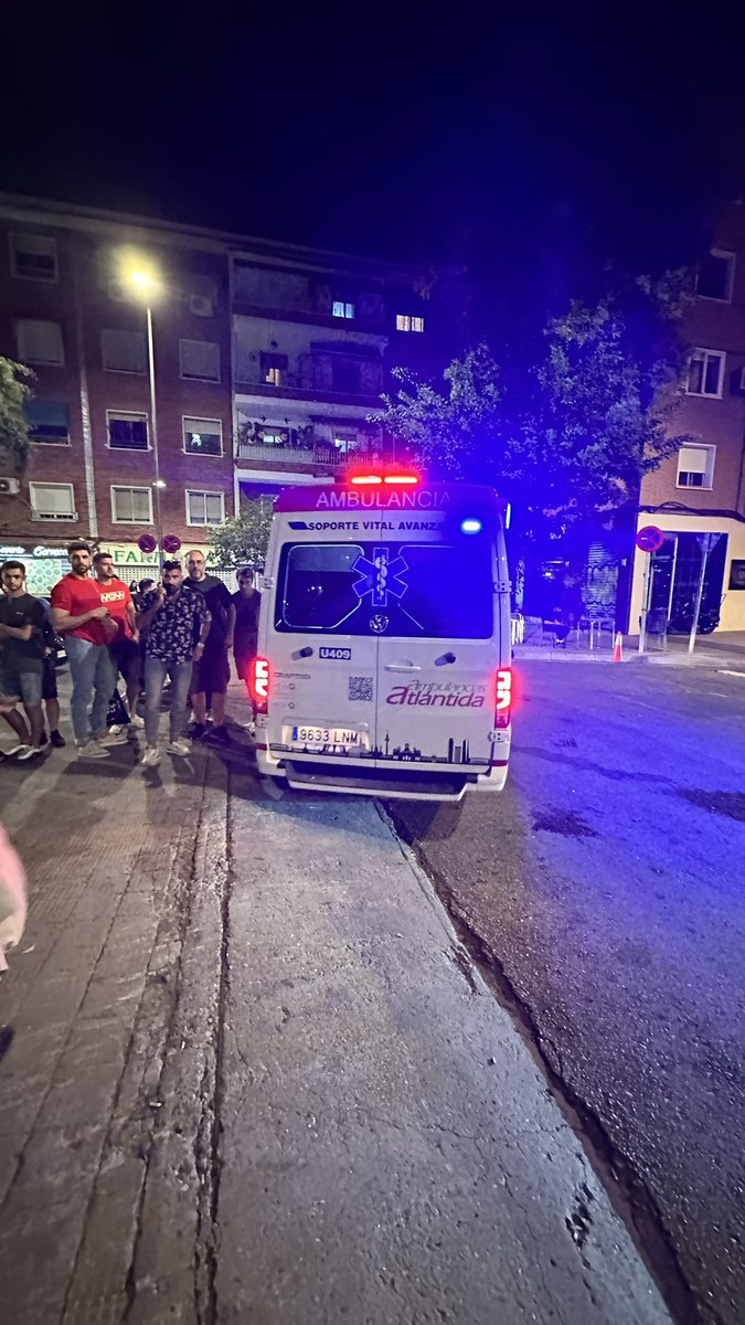 UfcPlatano's tweet photo. 2ª parte de MMAruj@s, en esa ambulancia va Franco Tenaglia, que ha dado buena guerra como siempre y en otra va Theo, imaginarse los palos que se han dado #wow10 https://t.co/y1Vg8plVMK
