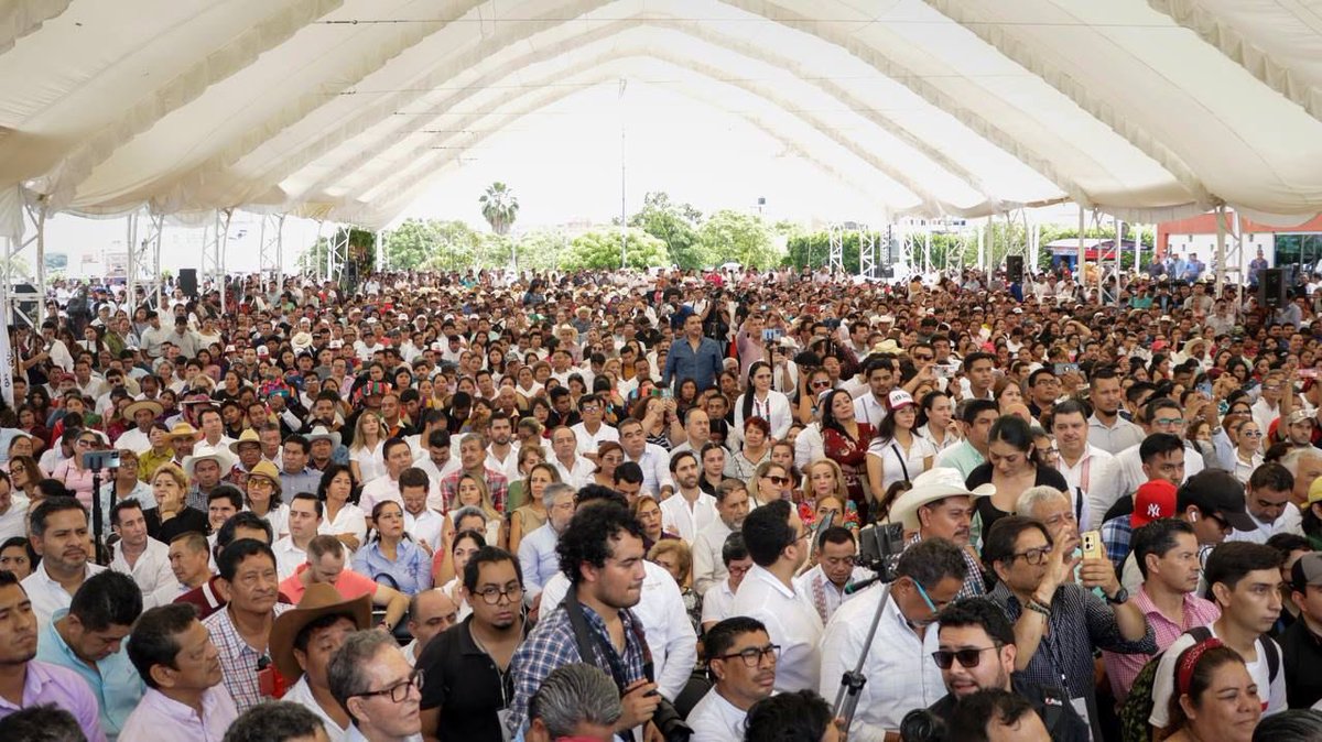 CitlaHM's tweet photo. Acompañé a la Senadora @sasildeleon a su 5to. informe legislativo en su bella tierra, #Chiapas.

Es un honor rendir cuentas de cara al pueblo y presumir que somos legisladores y legisladoras que además de acompañar el proyecto que encabeza el Presidente @lopezobrador_, jamás hemos votado algo que atente contra sus derechos o los intereses de nuestra Nación, como en los viejos tiempos.

Por eso en Chiapas y en todo México la mayoría del pueblo quiere #QueSigaLaTransformación.

¡Enhorabuena!

Sin duda, #EsTiempoDeMujeres.