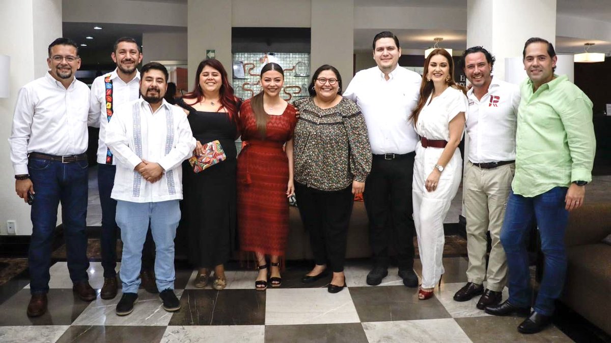 CitlaHM's tweet photo. Acompañé a la Senadora @sasildeleon a su 5to. informe legislativo en su bella tierra, #Chiapas.

Es un honor rendir cuentas de cara al pueblo y presumir que somos legisladores y legisladoras que además de acompañar el proyecto que encabeza el Presidente @lopezobrador_, jamás hemos votado algo que atente contra sus derechos o los intereses de nuestra Nación, como en los viejos tiempos.

Por eso en Chiapas y en todo México la mayoría del pueblo quiere #QueSigaLaTransformación.

¡Enhorabuena!

Sin duda, #EsTiempoDeMujeres.