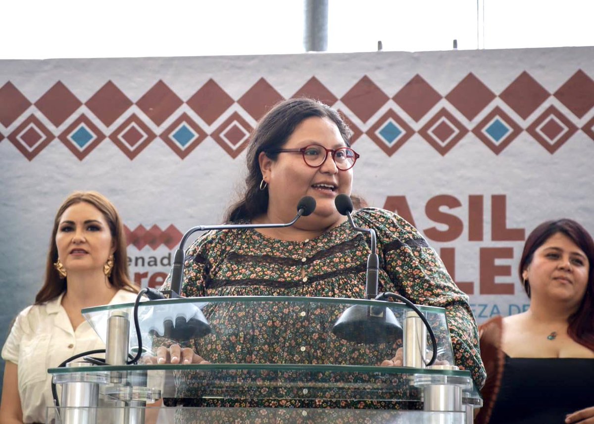 CitlaHM's tweet photo. Acompañé a la Senadora @sasildeleon a su 5to. informe legislativo en su bella tierra, #Chiapas.

Es un honor rendir cuentas de cara al pueblo y presumir que somos legisladores y legisladoras que además de acompañar el proyecto que encabeza el Presidente @lopezobrador_, jamás hemos votado algo que atente contra sus derechos o los intereses de nuestra Nación, como en los viejos tiempos.

Por eso en Chiapas y en todo México la mayoría del pueblo quiere #QueSigaLaTransformación.

¡Enhorabuena!

Sin duda, #EsTiempoDeMujeres.