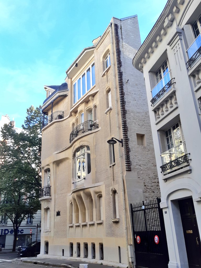 Asdecolline's tweet image. L&apos;hôtel #Guimard est la demeure que l&apos;architecte a bâti en 1910 au 122 avenue Mozart, après avoir épousé Adeline Oppelheim. C&apos;est le style de sa maturité : base en pierre et étages en brique, façade tout en saillies, avec des #bowwindows et des balustrades en fer forgé. #paris16