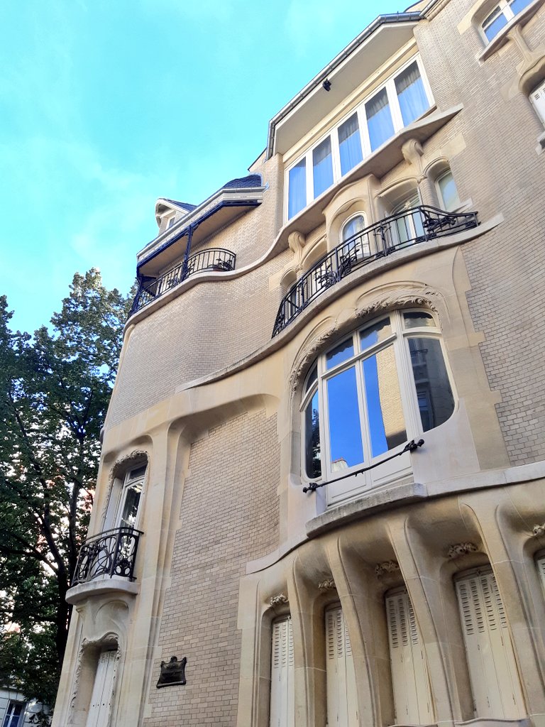 Asdecolline's tweet image. L&apos;hôtel #Guimard est la demeure que l&apos;architecte a bâti en 1910 au 122 avenue Mozart, après avoir épousé Adeline Oppelheim. C&apos;est le style de sa maturité : base en pierre et étages en brique, façade tout en saillies, avec des #bowwindows et des balustrades en fer forgé. #paris16