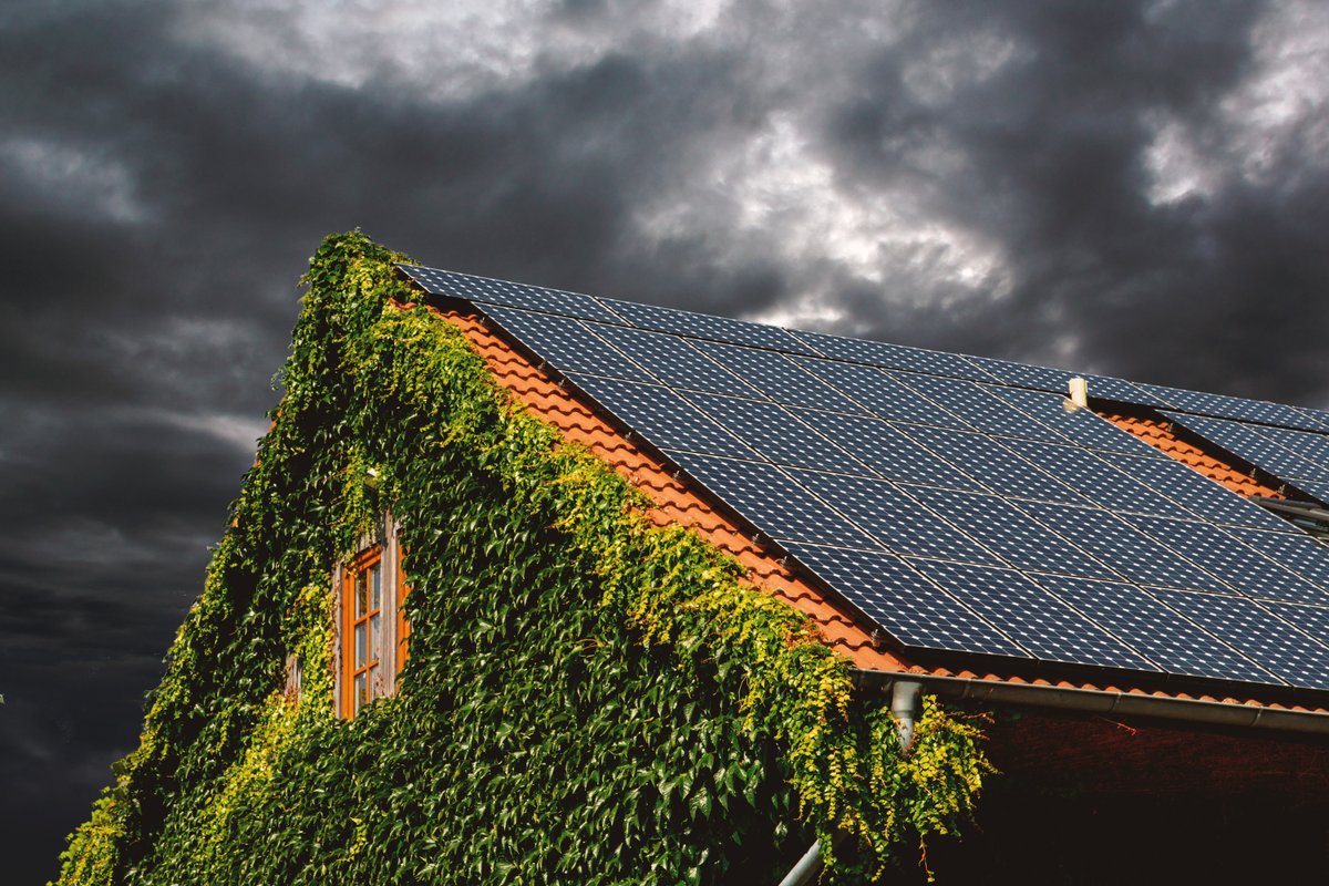 A staggering 1,350 GW of solar and wind energy capacity is awaiting deployment, hindered by policy and infrastructure constraints.  For comparison, gas, coal, and oil plants generate 750 GW today.
#energytransition #renewables #solar
chris-logan.com/has-solar-gone…