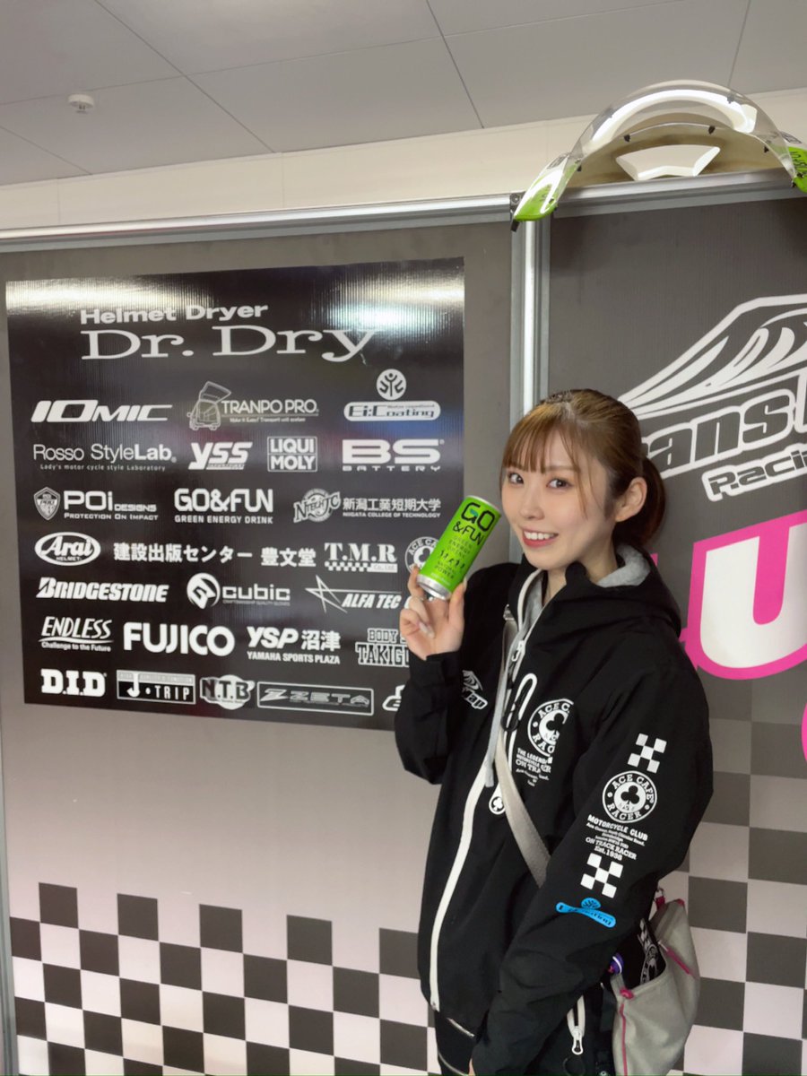 i_am_senna_s2's tweet photo. 撥水加工バチバチの
パドックシャツもXLサイズ
残り3枚だけあります��

フードもあり！
裾、袖も絞れる！

雨の日にバッチリ！！

#MotoGP日本GP #ACECAFE #RossoStyleLab https://t.co/Mmppn7I0Za