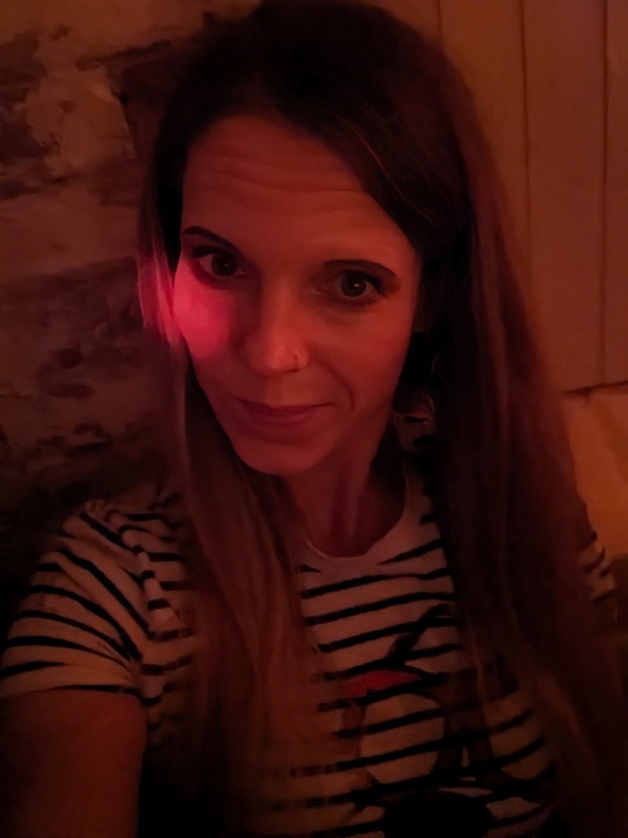sassy0982's tweet photo. Ich war heute spontan mit einer Freundin auf nem #Konzert. Super urige, kleine Location.
Die Künstlerin kannten wir vorher beide nicht. Tolles Konzert 😍.
https://t.co/ciK6X5nFs1
#Rabea #Cello #Feinkost #Lampe #Hannover #Linden https://t.co/OGXQYEyg56