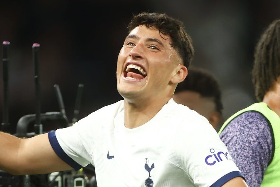 Spurs_ES's tweet photo. Siguen los festejos para Alejo 😂 https://t.co/zcWm3S9vaz