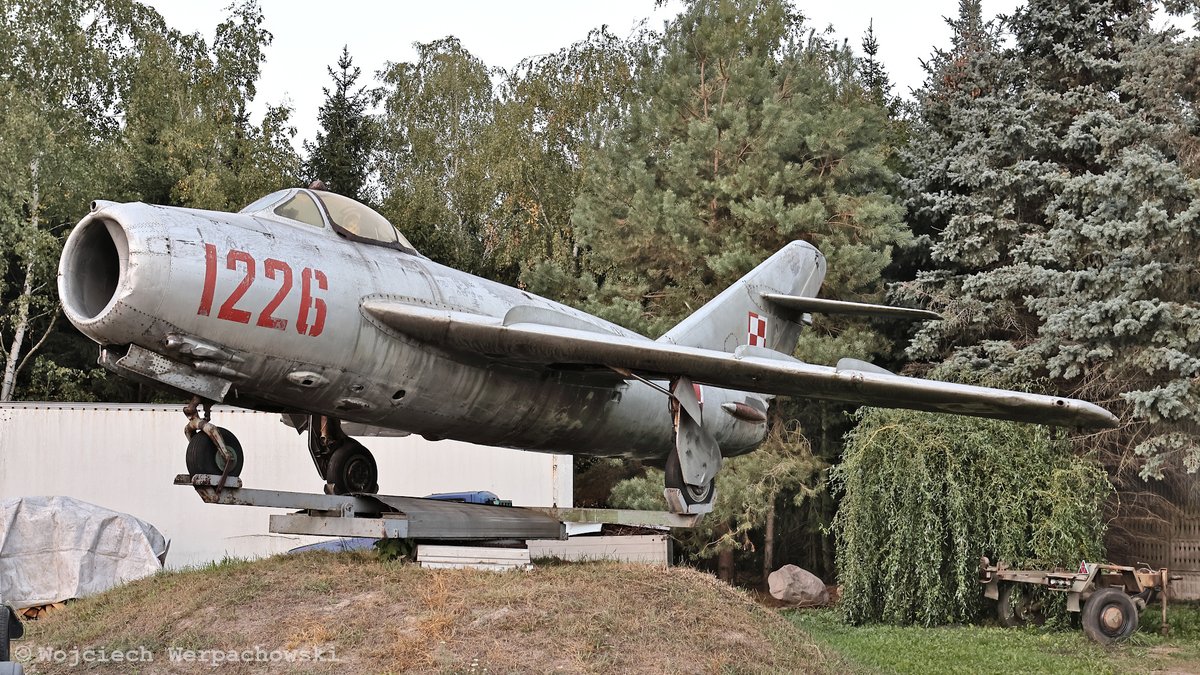 Woit_1900's tweet photo. To chyba jakaś placówka terenowa instytutu Konstruktora @Rudenicz , wygląda na trochę zapomnianą.
#planespotting #Woitfoci #MiG17 #Lim5
Główny bohater tego wpisu to Lim-5, lokalizacja: Kleszewo k/Pułtuska.
Rolę przewodnika odgrywał @PBondaryk https://t.co/JR4S8ERMx3