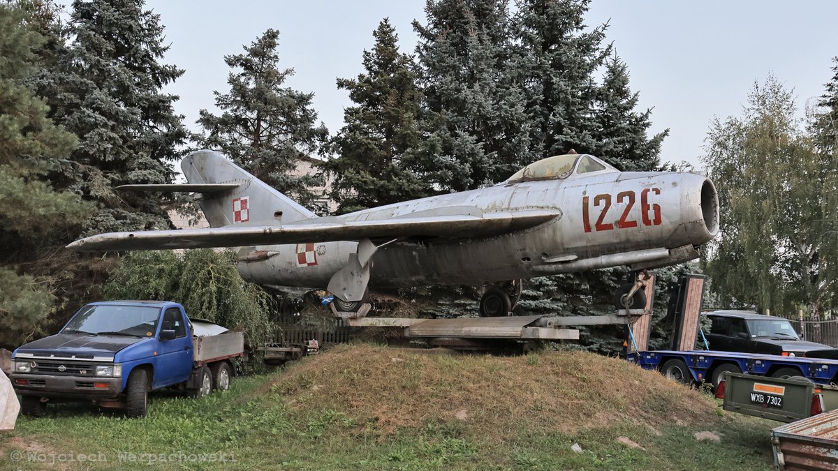 Woit_1900's tweet photo. To chyba jakaś placówka terenowa instytutu Konstruktora @Rudenicz , wygląda na trochę zapomnianą.
#planespotting #Woitfoci #MiG17 #Lim5
Główny bohater tego wpisu to Lim-5, lokalizacja: Kleszewo k/Pułtuska.
Rolę przewodnika odgrywał @PBondaryk https://t.co/JR4S8ERMx3