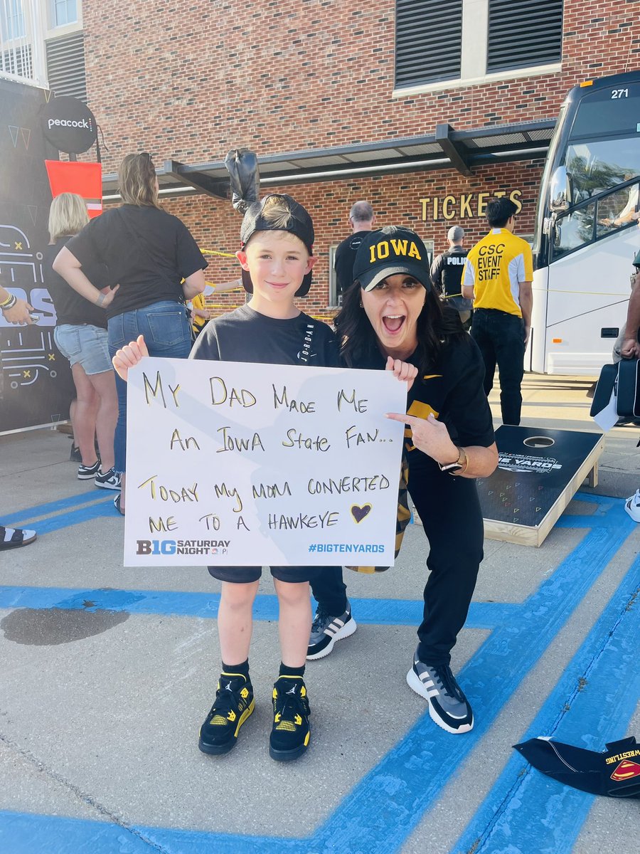 mollyobrien82's tweet photo. Bring on Saturday Night 💛🖤 #FightForIowa #BIGTENYARDS https://t.co/DyNf7wAtCS