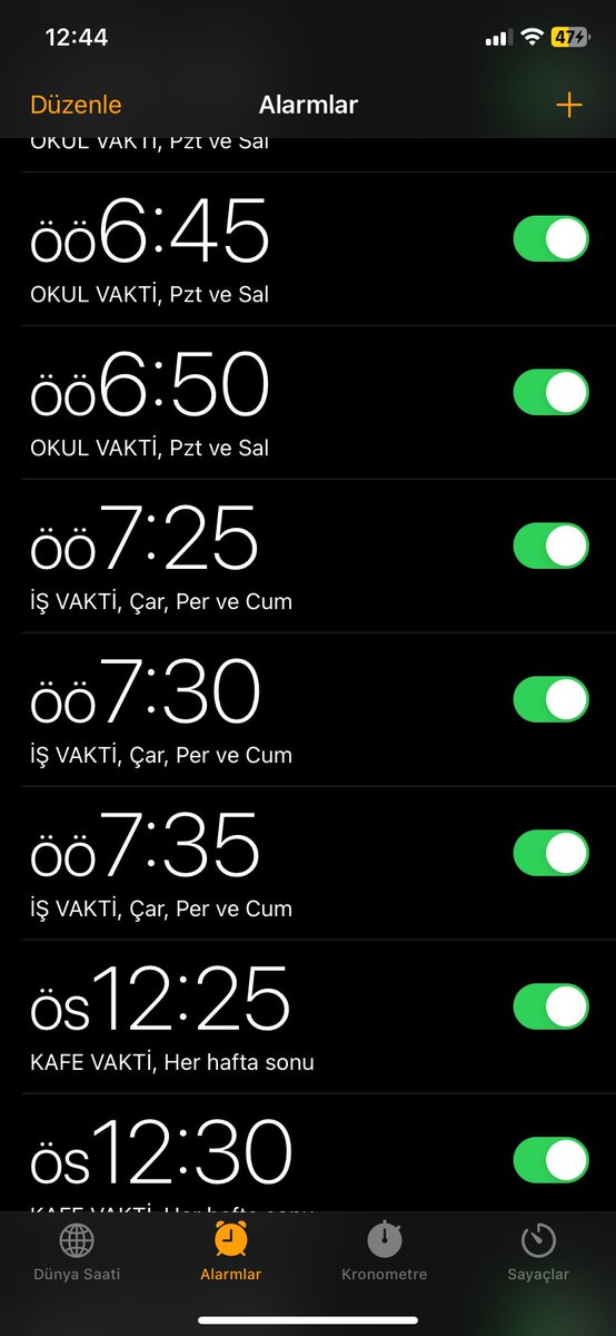 Bir haftada hem okula gitmek, hem ofiste çalışmak, hemde kafe de çalışmak icin bir sürü ayrı alarmımın olması🥹