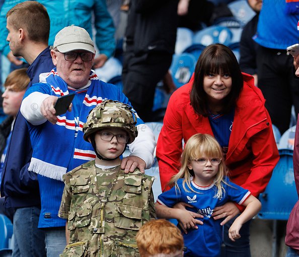 Celticcurio's tweet photo. "Da! can a wear the home kit to the game the day like Williamina?".....

"No Boyne, yer going with Camo hard hat and full camo gear on son" 🫡 https://t.co/qAux288qpP