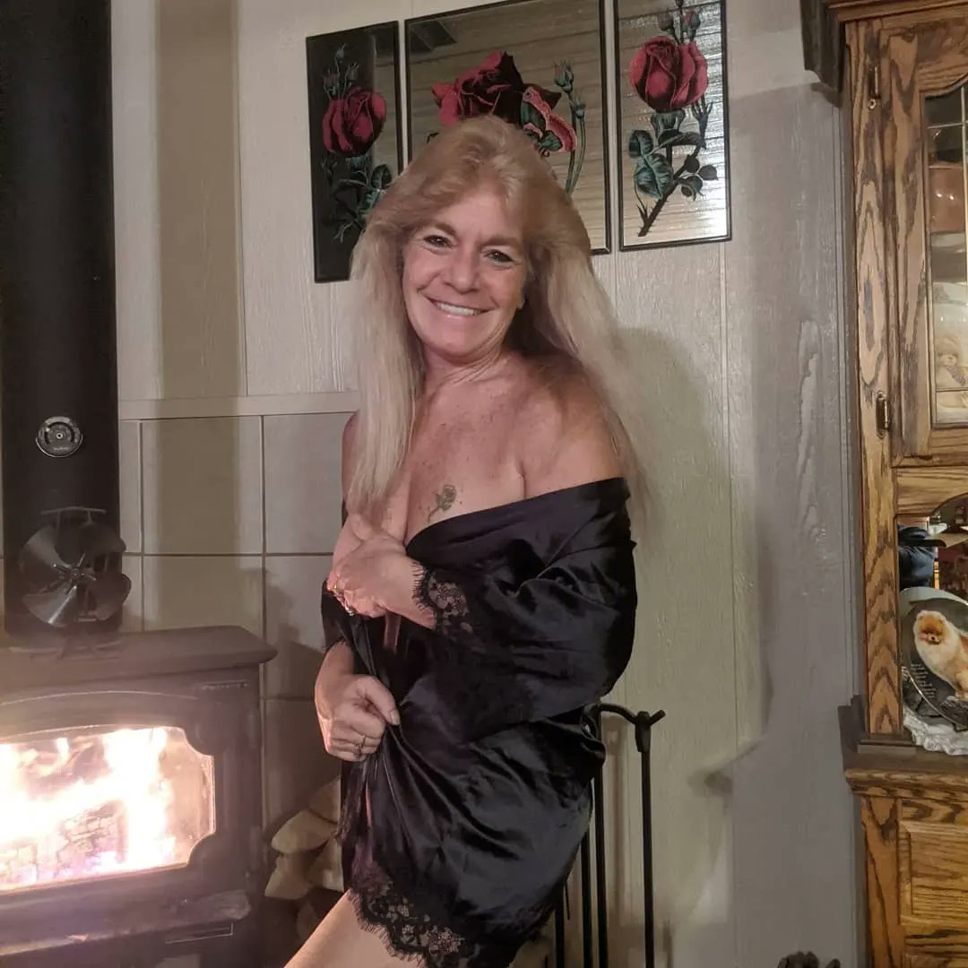 69naughtyblonde's tweet photo. A chilly Saturday afternoon. Who wants to keep me warm??? ❤️����❤️💋❤️ https://t.co/4EBFGPCl7J