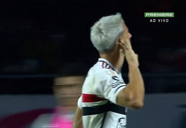 ELE É EMPODERADO
ELE É PLATINADO
ELE É LESIONADO
ELE É DONO DE SI MESMO
ELE É DECISIVO

ELE É JONATHAN CALEBE