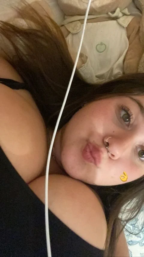 vem na minha casa assistir Netflix, dai vc aproveita e goza na minha boquinha