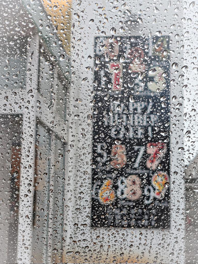 sakurako358kkjo's tweet photo. ……雨に濡れた
お菓子やさんの
看板 だね……
いま ボクの
目の前にあるもの……🌧️🧁
#am0727 #長岡市 #短歌 https://t.co/Eyj60Wr9sp