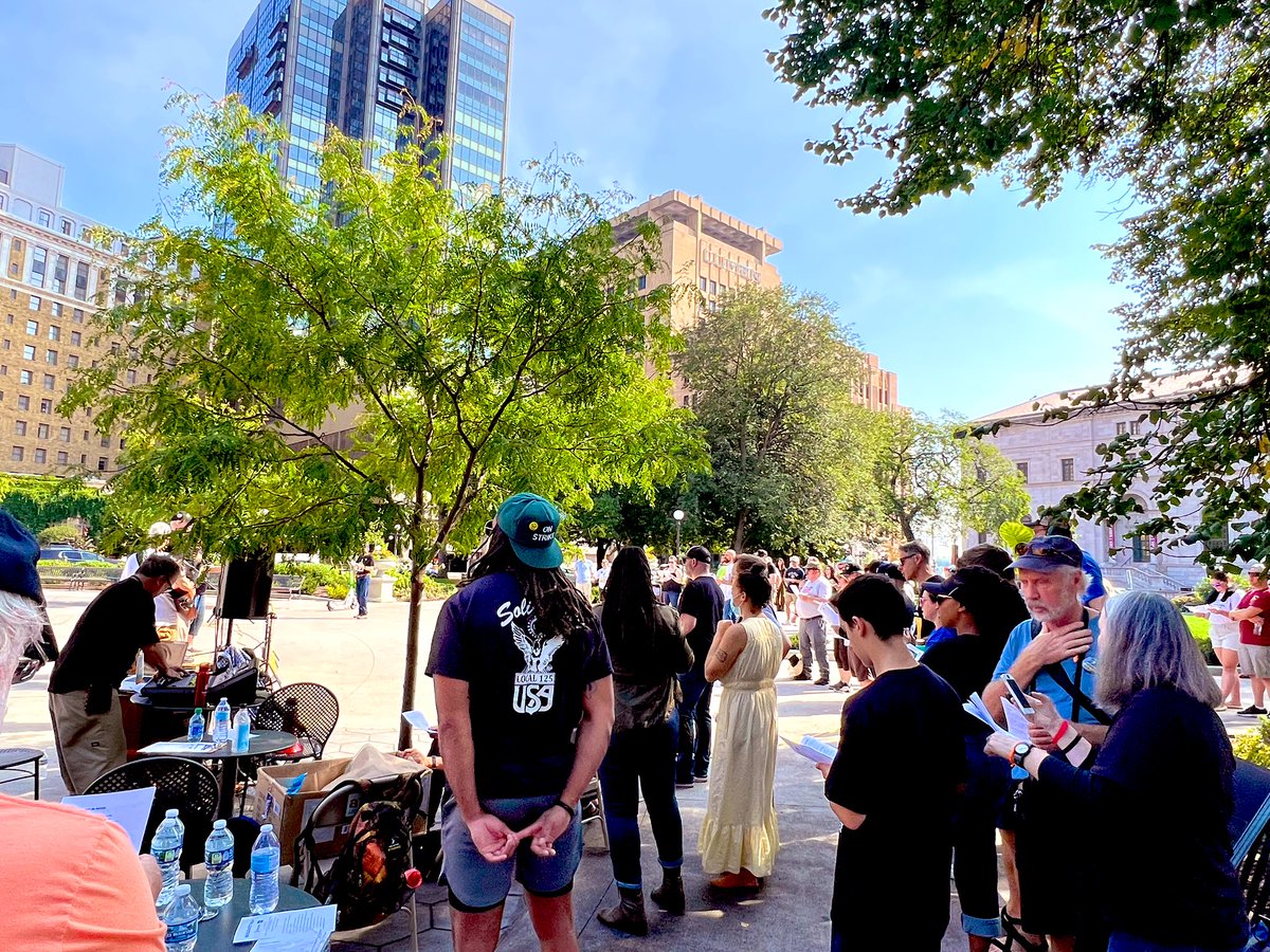 epmurphymn's tweet image. #HotLaborSummer is powerful autumn action. With @sagaftra in their fight for pay increases and protections for creative work.