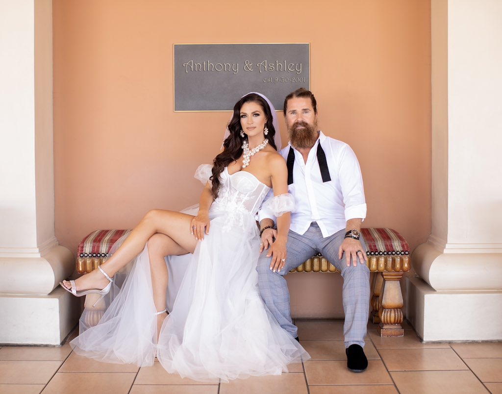 ashleytesoro's tweet photo. Happy 22 years of marriage @AnthonyTesoro 👰🏻‍♀️💍💓💒 #Anniversaryphotos https://t.co/JUZjOJTZyW