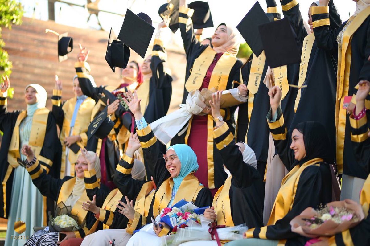 clinical__x's tweet photo. في كل صورة عينينا بتقول دا أسعد يوم في حياتنا 🥹🎓
وحقيقي كان دا هدفنا اننا نختم مسيرتنا شايلين معانا ذكرى حلوة.. فخورين بنفسنا، بتخرجنا وبأهالينا اللي معانا من أول خطوة في حياتنا ♥️
بنشكر كل ضيوفنا اللي شاركونا فرحتنا باليوم دا وكل المنظمين والقائمين على اليوم♥️🎓 https://t.co/tkf5XSV5oJ