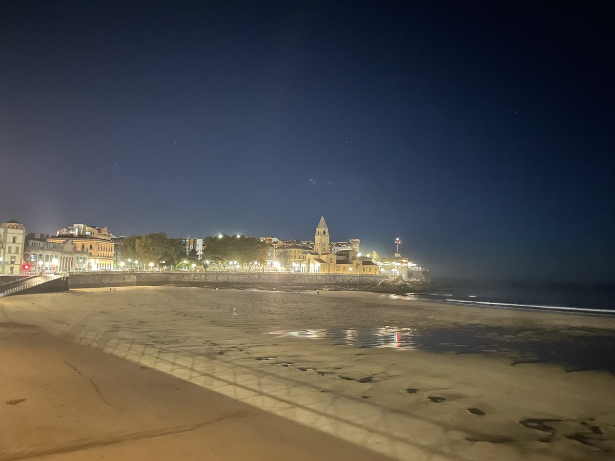 pablogijon's tweet photo. Pocas veces vemos la marea tan baja y San Lorenzo tan amplia y es que las bajamares de esta noche y la de ayer son las más bajas del año. 0,23 m. hoy y 0,20 m. ayer…

Las mareas más amplias se suelen dar en la luna llena más cercana al equinoccio.

#Gijón #Asturias #Mareonas https://t.co/a78MBqGudC