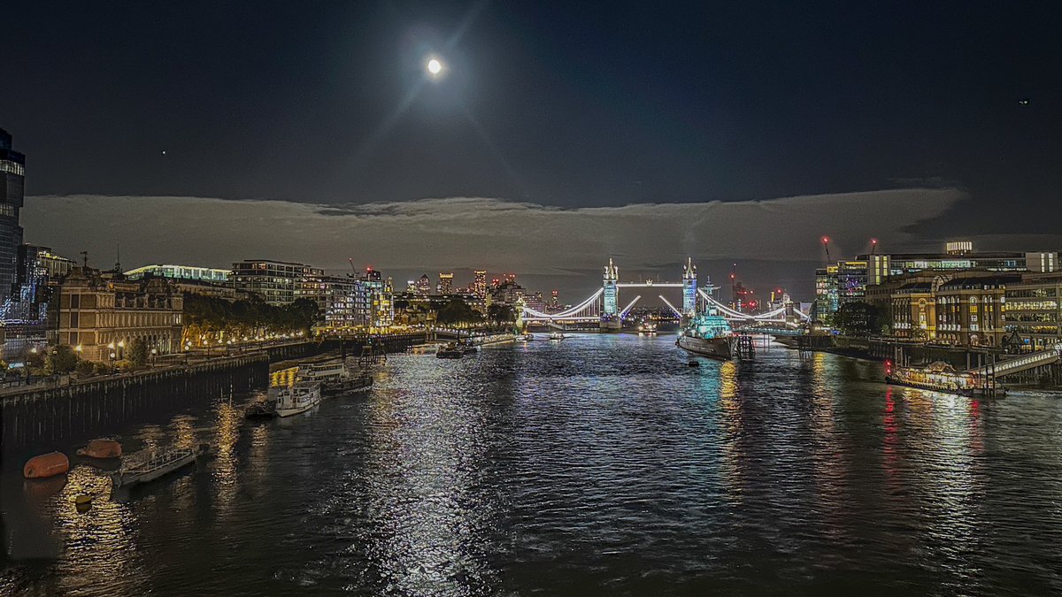MrTimDunn's tweet image. There was something extraordinary about the moonlight tonight: it compelled me to venture up Borough High Street and along London Bridge, so that I might see it reflected on the Pool. As I stood, a clock on one of Wren’s churches struck nine. Perfect, I thought. But before I…