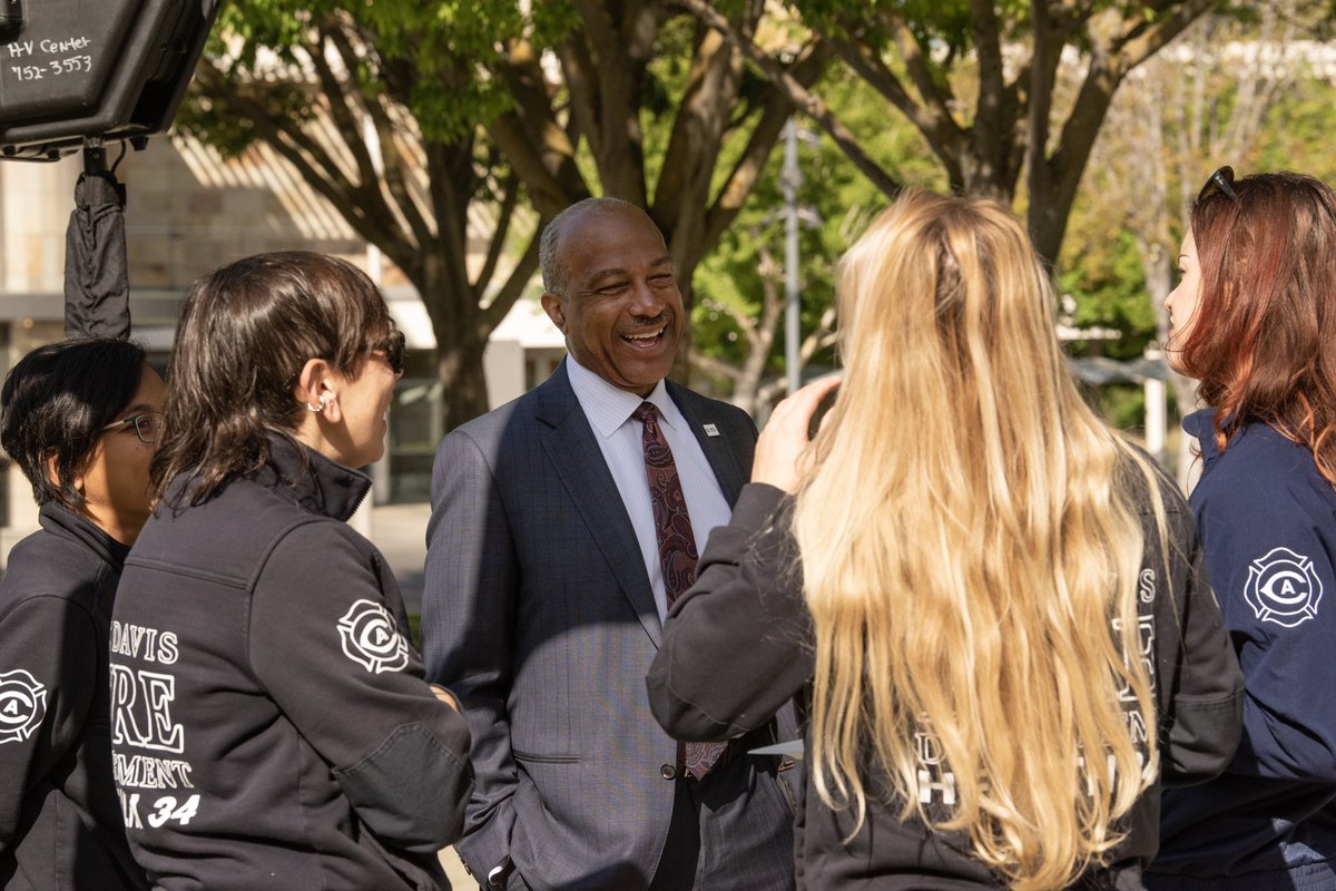 UCDavisFire's tweet image. Here’s a look at Chancellor May chatting with our Health 34 team and discussing what plans we have for the future! @Chancellor_May

#UCDFD #UCDavis #AggiePride #CommunityOfEverydayHeroes #UCDavisFire #PulsePoint #FireFighter #EMT #EMTClass #Health34