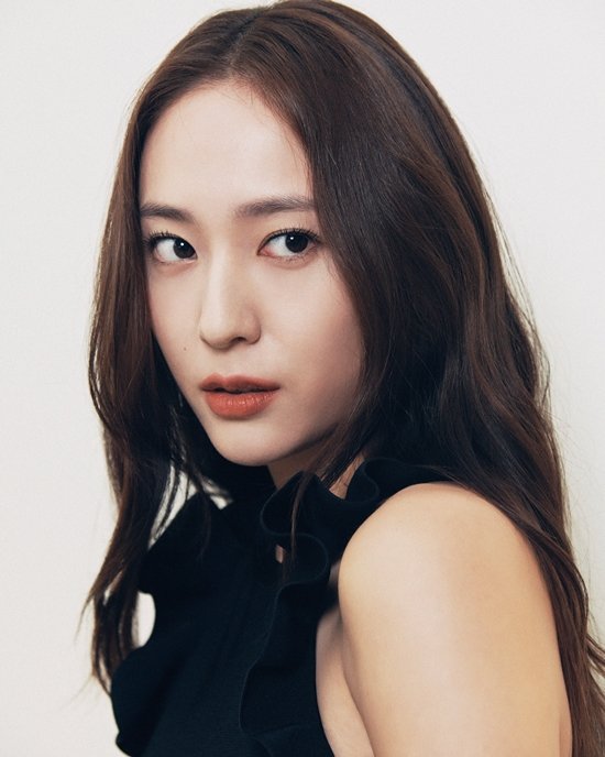 krystclass's tweet photo. [Eng] Krystal on reuniting with f(x) and solo debut.

💜

https://t.co/iflvTds0HS https://t.co/BDNgATM4p8