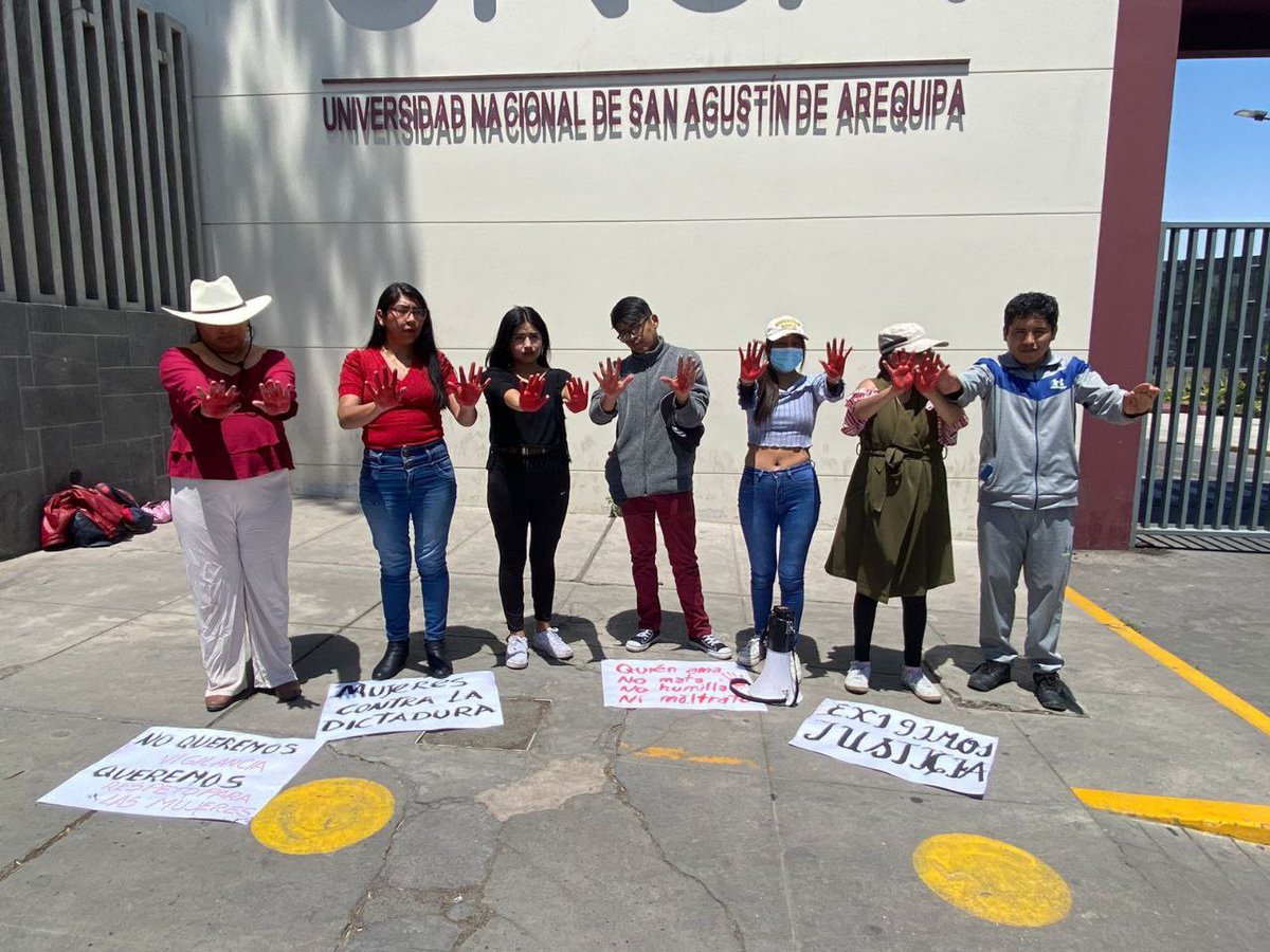 WaykaPeru's tweet photo. #Arequipa| Estudiantes y egresados de la Universidad Nacional San Agustín realizan plantón para exigir justicia por el feminicidio de Ana Paola, una joven estudiante que fue asesinada en la noche de este último viernes por Rodrigo Franco Larico Olarte, en los interiores de esta casa de estudios.También exigieron que las autoridades tomen acciones que involucren a la sociedad en temas de violencia.
📸 📹: @ZintiaFL /Wayka, Jaime Benavente/ @RadioYaravi #VocesComunitarias