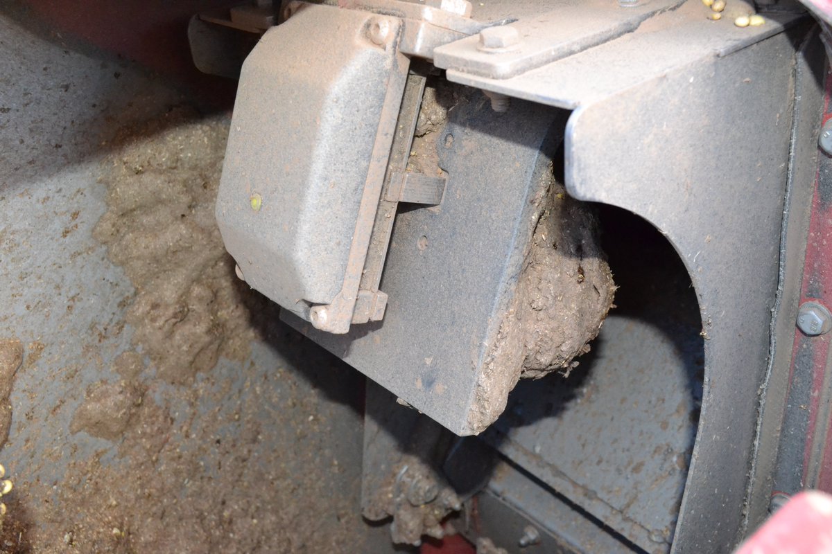 josepeiretti's tweet image. Beans #harvest season here in Kansas. Some #combines are covered in black dust from crop mold, I think. It made me remember when, a few years ago, we had problems with the impact plate of the yield monitor in #Salta, Argentina. The answer in the last photo #fromthefield