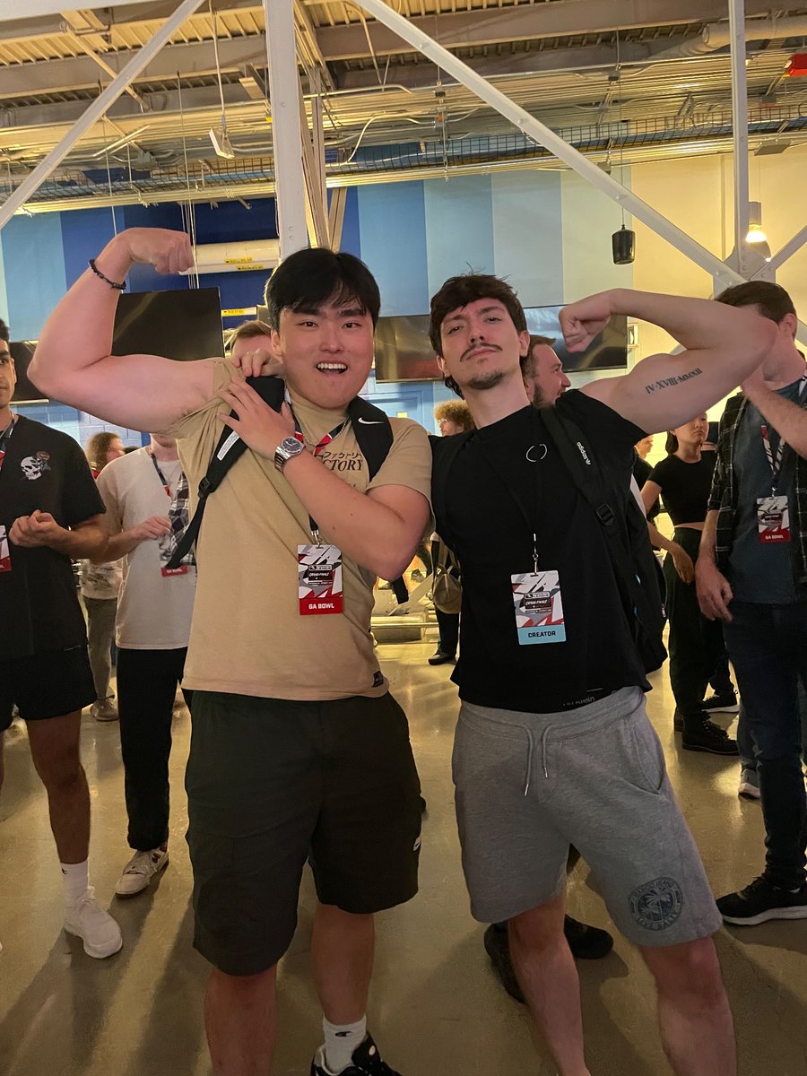 Met <a href="/Jay3OW/">Jay3</a> @DpsDeku <a href="/bowieTCG/">Bowie</a> at GF today. Most muscular overwatch players in the world 💪💪